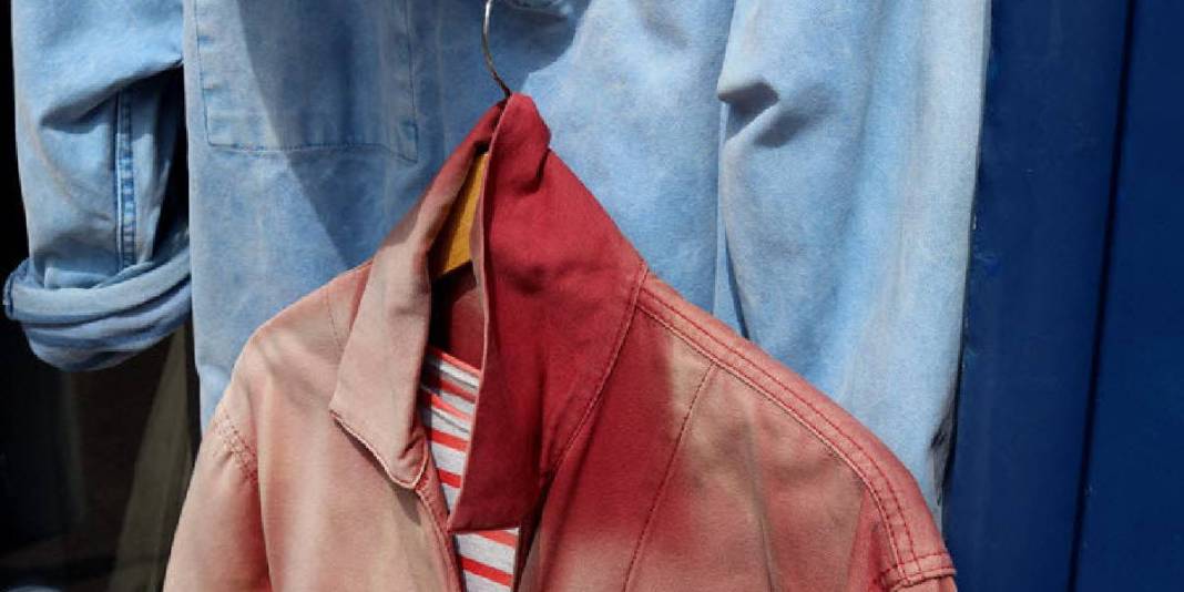 Solmuş kıyafetlerinizi çöpe atmak yerine yenileyin! Sihirli bir dokunuş yetiyor: 2 malzemeyle yepyeni görünüyor 1